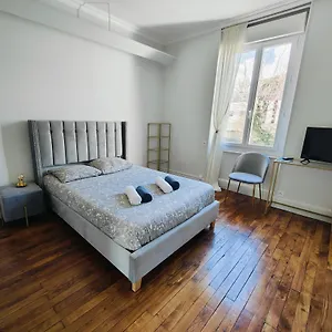 Séjour chez l'habitant Self-checkin Town House - To Rent In A Beautiful Modern Town House - Not A - Location De Avec Arrivee En Autonomie - Extra Fee For Sheets And Towels - Private Parking - Check Your Plateform Inbox And Follow Check-in Instructions, Saint-Romain-en-Gal